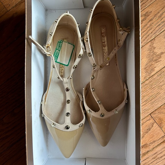 Brand new nude flat patent leather sandals - Picture 3 of 3